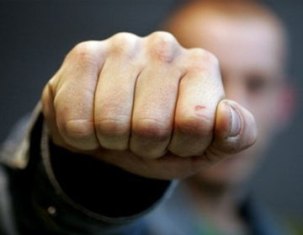Երեք անծանոթներ մտել են տուն, ձեռքերով եւ ոտքերով հարվածել ընտանիքի անդամներին ե