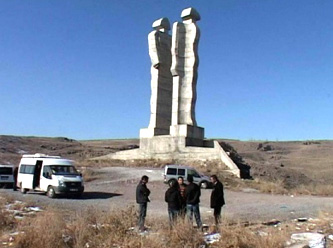 Armenian-Turkish “monstrous” monument attracts crowds