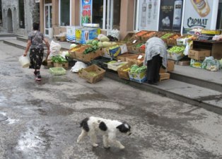 Բացօթյա առեւտուր կազմակերպողներից ոմանց համոզել են տեղափոխվել մինի շուկաներ