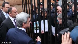 Սերժ Սարգսյանը զոհված զինվորների մայրերին խոստացել է հետամուտ լինել նրանց 
որդի