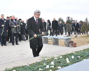 Armenian President visits Yerablur military cemetery