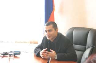 Ուսանողները հայտնի բռնցքամարտիկ Վիկ Դարչինյանին արծաթե մեդալ են հանձնել