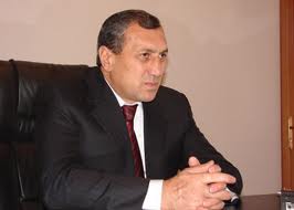 «Ժամանակ». Սյունիքի մարզպետը պատրաստվում է Սմբատ Կարախանյանի հերը անիծել