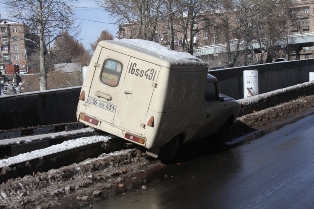 Icy roads cause treacherous conditions for motorists in Yerevan (video)