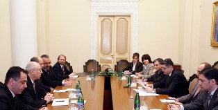 Armenian Premier receives leading expert in regulatory reform