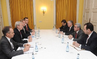 Գերմանիայում Սերժ Սարգսյանը Ավստրալիայի ԱԳ նախարարի հետ քննարկել է երկկողմ հարաբ