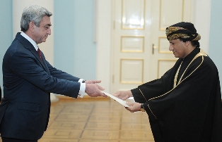 Ambassador of Oman presents credentials to Serzh Sargsyan