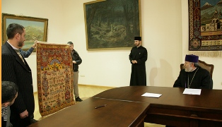 «Հայ միասնության խաչ»-ի մանուկները գորգ են նվիրել Գարեգին Բ-ին