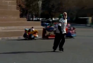 Most famous Armenian roller-skater in Yerevan (video)