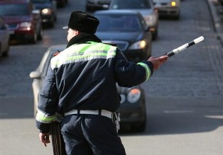 Հարբած հայը ռուս ոստիկանին «ման է տվել» իր մեքենայի կապոտի վրա