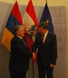 Глава МИД Австрии: Вена поддерживает мирное урегулирование в рамках Минской груп