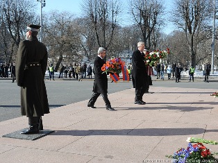 Президент Армении возложил венок к памятнику Свободе в Риге