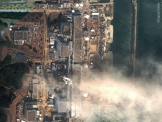 Над вторым реактором японской АЭС «Фукусима-1» появился столб белого дыма