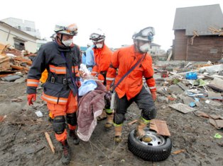 В Японии под завалами нашли живой 70-летнюю женщину