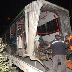 В Стамбуле городской автобус на ходу развалился на две части
