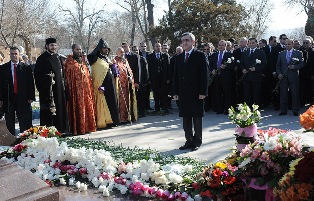 Armenian leader pays tribute to memory of former PM