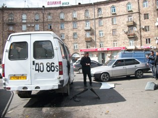 Արշակունյաց-Նժդեհ փողոցների խաչմերուկում միմյանց են բախվել ավտոքարշակն ու երթուղ