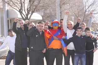 Երեւանը շնչում է ֆուտբոլով. Հայ ֆուտբոլասերները չեն կասկածում Հայաստանի 
հավաքա
