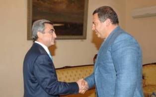 Գագիկ Ծառուկյանը հանդիպել է Սերժ Սարգսյանի հետ եւ քննարկել ՀԱԿ ակտիվիստի հարցը