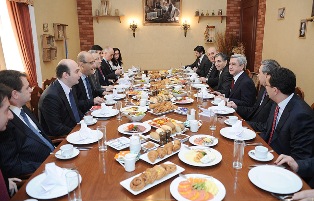 Սերժ Սարգսյանը նախաճաշել է ՏՏ ոլորտի առաջատար ընկերությունների անդամների հետ