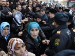 Шокирующее ВИДЕО с акции протеста в Баку: людей пинают и избивают(видео)
