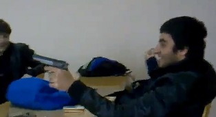Սկանդալային տեսանյութ. Կրասնոդարում կովկասցի աշակերտը ատրճանակը ձեռքին ծաղրում է