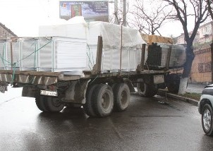 В центре Еревана грузовик врезался в дерево (видео)