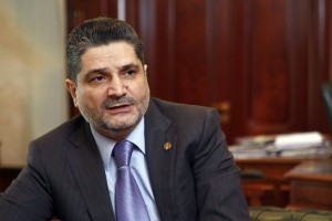Aravot: Armenian PM walked in park without guards and talked to citizens