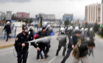 Police uses tear gas against students in Turkey (photos)