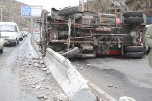В Ереване перевернулся водовоз: на трассе образовалась пробка (видео)