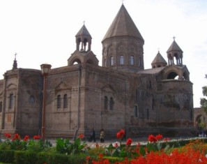 Մայր Աթոռում ընդունել են «ՌոսԿոսմոսի» տիեզերագնացներին եւ կարեւորել նրանց աշխատա