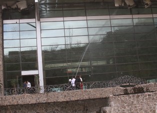 В горящем ресторане армянского депутата препятствовали работе журналистов (видео