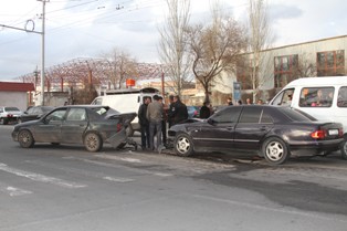 Շիրակի փողոցում միմյանց են բախվել «Մերսեդեսն» ու վրացական համարանիշով «Օպել»-ը (
