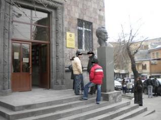 Դասախոսն աշխատանքից հեռացվել է անհարգելի բացակայությունների եւ ուշացումների՞ համ