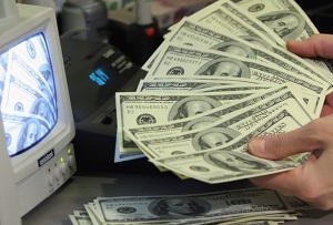 Сенсация на фондовой бирже – доллар перешагнут отметку в 374 драм