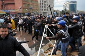 В турецком Диарбекире произошла стычка между полицией  курдским населением (виде