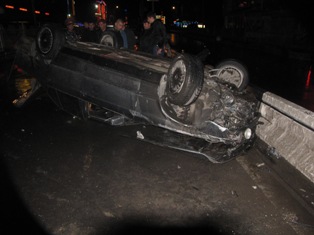Two hospitalized as BMW crashes into concrete barrier in Yerevan (Photo, video)