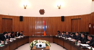 Armenia discussed economy policy with IMF