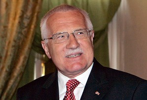 Президент Чехии тайком стащил ручку со стола (видео)