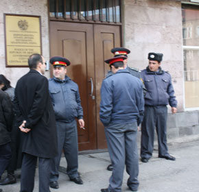 Полиция Армении решила поменять имидж