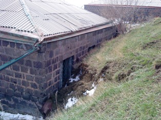Շիրակի մարզում սարը մտել է բնակարան. Սողանքի  դեմ Առափիի  բնակիչները 
շարունակո