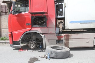 Turkish citizen pinned under truck in Yerevan (Photo, video)