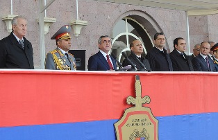 Armenian leader congratulates policeman