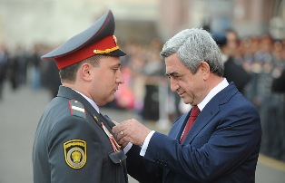 Հայաստանի նախագահը պարգեւատրել է ոստիկաններին
