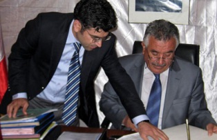 Թուրքիայում քուրդ քաղաքապետն իր աշխատասենյակը տեղափոխել է վրանի տակ
