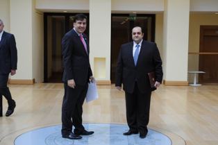 Թբիլիսիում Միխայիլ Սահակաշվիլին ու Հայաստանի դեսպանն առանձնազրույց են ունեցել