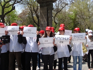 1,500 young people hold open air exhibition in Yerevan