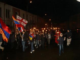 «Возмещение, справедливость, борьба»: В Тбилиси армяне провели факельное шествие