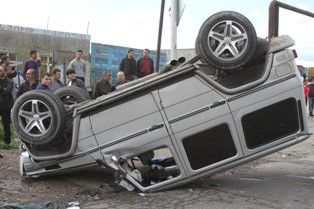 Столкнулись две машины марки «Mercedes»: Одна из них перевернулась (видео)