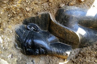 В Луксоре обнаружена 13-метровая статуя фараона Аменхотепа III